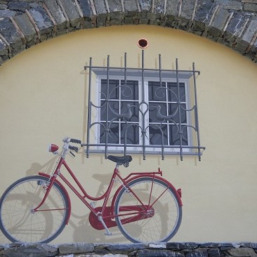 Artesuimuri|bicicletta dipinta|finestra dipinta|inferriata dipinta|trompe l'oeil|levanto|chiaroscuro